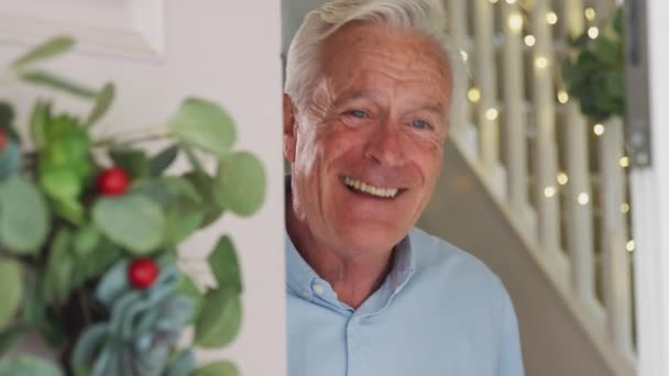 Παππούς Στο Σπίτι Ανοίγει Την Πόρτα Και Καλωσορίζει Την Οικογενειακή — Αρχείο Βίντεο