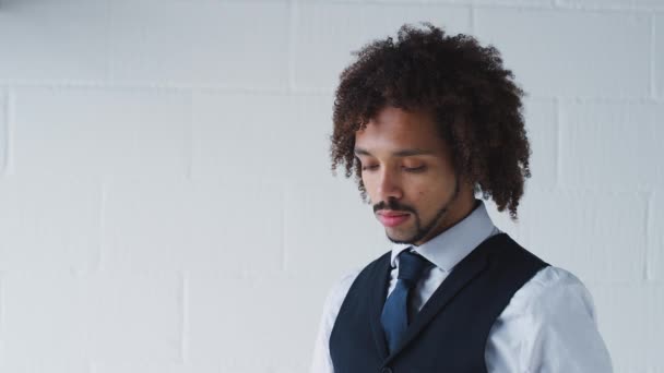 Retrato Joven Empresario Confiado Con Traje Pie Contra Pared Blanca — Vídeos de Stock