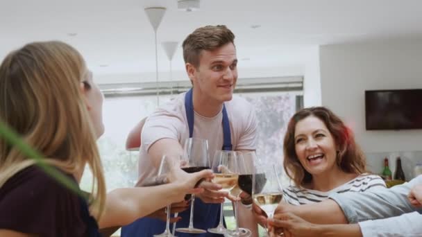 Bir Grup Kadın Erkek Masada Oturup Yemek Pişirme Dersinden Önce — Stok video