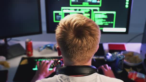 Zadní Pohled Mužské Dospívající Hacker Pracuje Před Dvojí Počítačové Obrazovky — Stock video
