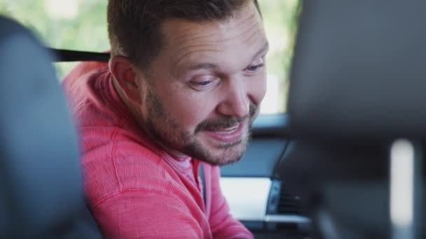 Pai Viagem Carro Família Girando Para Falar Com Crianças Fora — Vídeo de Stock