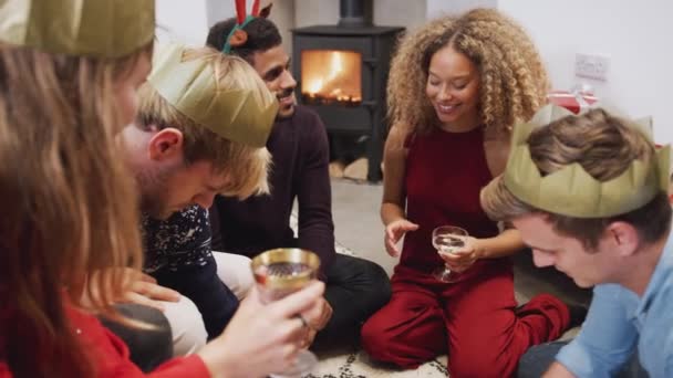 Bir Grup Arkadaş Noel Günü Dinlenme Odasında Masa Oyunu Oynuyor — Stok video