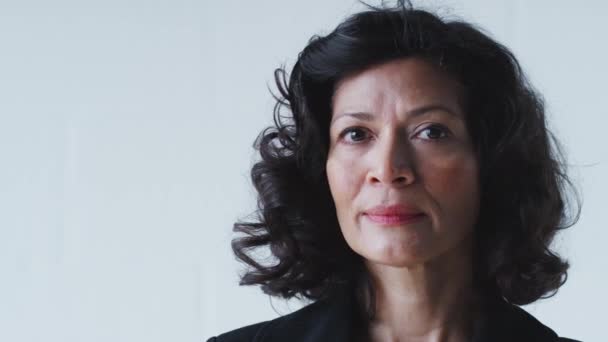 Porträtt Beslutsam Mogen Affärskvinna Med Allvarliga Uttryck Bär Kostym Står — Stockvideo