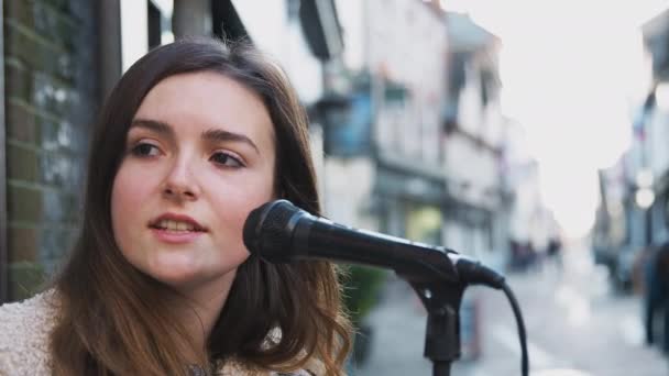 Mladá Žena Busking Hrát Akustickou Kytaru Zpívat Venku Ulici Zastřelen — Stock video