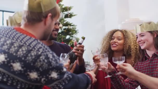 Група Друзів Вдома Сидячи Лаунж Відкритті Поливаючи Шампанське Після Різдвяної — стокове відео