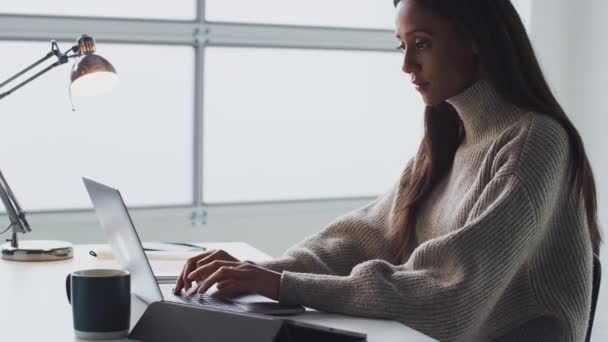 Zakenvrouw Werkt Aan Laptop Achter Bureau Modern Kantoor Verwijzend Naar — Stockvideo