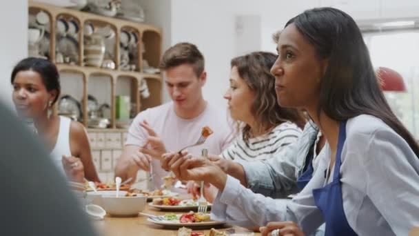 Ομάδα Ανδρών Και Γυναικών Που Κάθονται Στο Τραπέζι Απολαμβάνοντας Γεύμα — Αρχείο Βίντεο