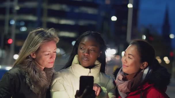 Groep Vrouwelijke Vrienden Straat Nachts Bestellen Taxi Met Behulp Van — Stockvideo