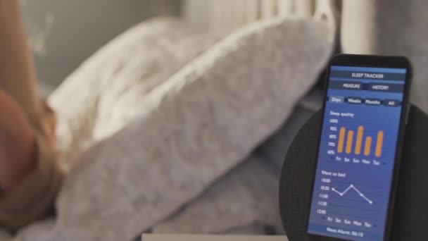 Kadın Yatakta Uyanıyor Uyku Veri Uygulamasını Kontrol Ediyor Cep Telefonuyla — Stok video