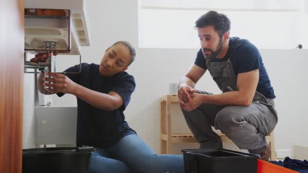 Male Plumber Teaching Female Apprentice How Fix Leaky Pipe Bathroom — Stock Video