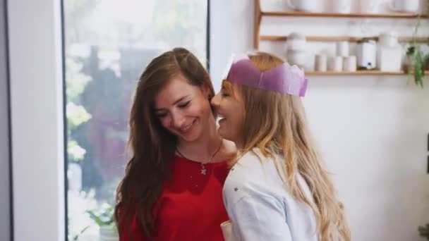 Pareja Femenina Gay Bailando Juntos Cocina Mientras Preparan Comida Navidad — Vídeo de stock