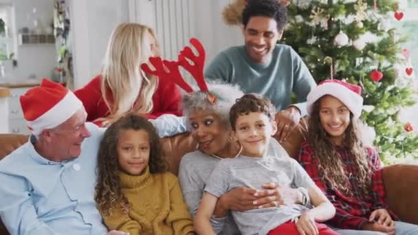 Geyik Boynuzu Noel Baba Şapkası Takan Çok Nesilli Bir Ailenin — Stok video