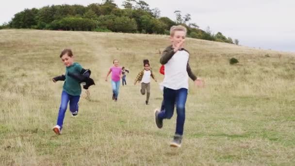 활동에 어린이들이 언덕을 내려가면서 야영을 동작으로 — 비디오