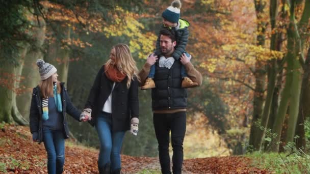 Lächelnde Familie Händchen Haltend Auf Dem Weg Durch Die Herbstliche — Stockvideo