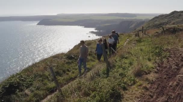 Drone Skott Grupp Vänner Promenader Längs Kustvägen Intill Havet — Stockvideo