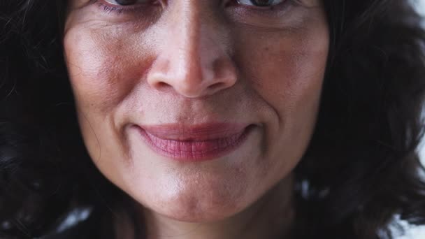 Cerca Boca Sonriente Mujer Madura Estudio Filmado Cámara Lenta — Vídeos de Stock