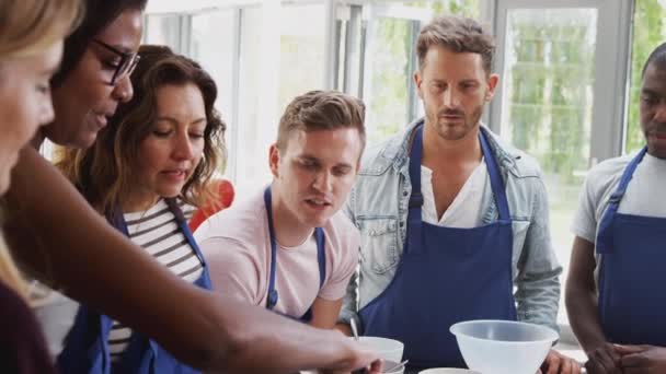 Vrouwelijke Student Koken Plat Brood Pan Als Volwassen Studenten Kijken — Stockvideo