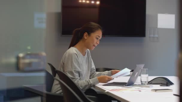 Bizneswoman Pracuje Późna Biurze Sali Konferencyjnej Pomocą Laptopa Strzał Zwolnionym — Wideo stockowe