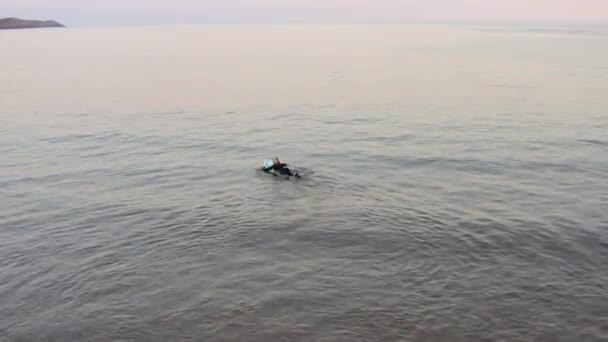冲浪度假时穿着湿衣 划着冲浪板冲向大海的女子的无人驾驶照片 慢镜头 — 图库视频影像