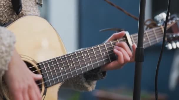 Gros Plan Une Jeune Femme Qui Joue Guitare Acoustique Extérieur — Video