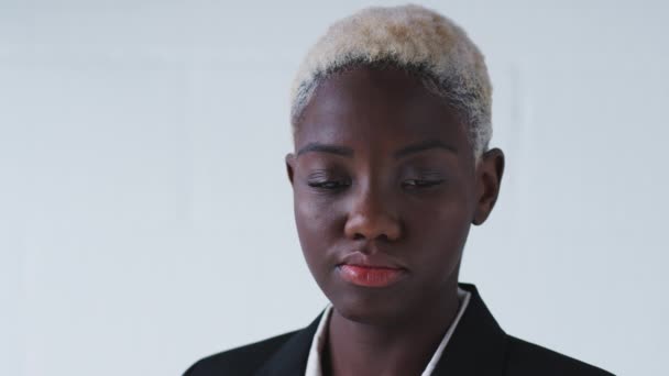 Portrait Une Jeune Femme Affaires Confiante Portant Costume Debout Contre — Video