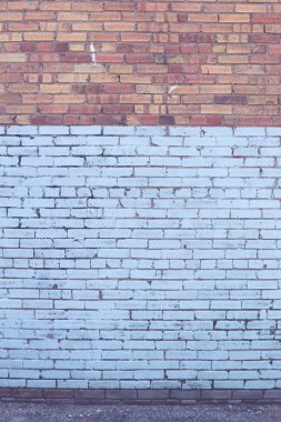Dikey Çerçeve içinde mavi ve kırmızı endüstriyel tuğla duvar