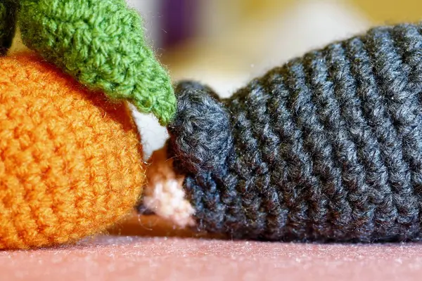 Knitted mouse toy with fruit — kuvapankkivalokuva