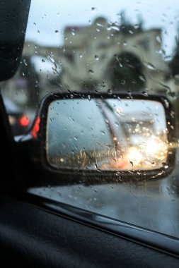 Bakü yollarında yağmurlu gün bokeh arka plan sahneleri