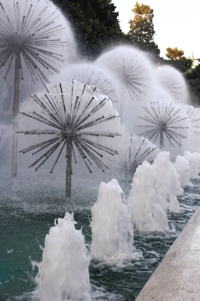 Una fontana sferica sollevata aspersione, formando un insieme di acqua a Baku — Foto Stock