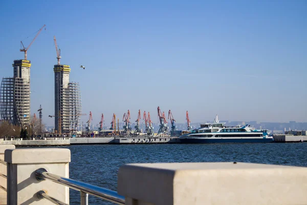 Stadsboulevard Baku en Kaspische Zee. — Stockfoto