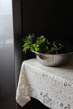 Çelik kasede salata için taze yeşiller.