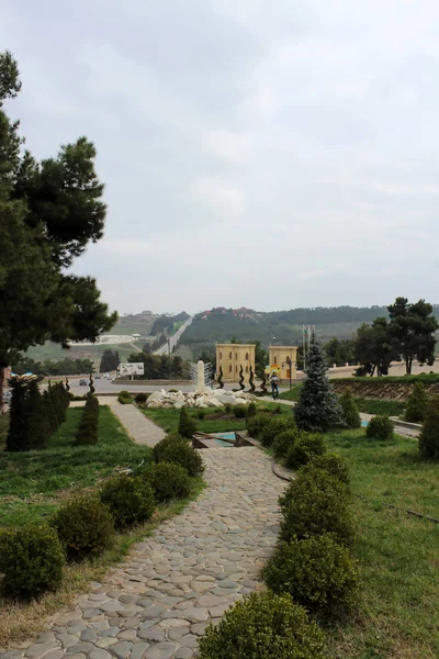 Vista panorámica del parque en el centro de la gran ciudad en el verano . — Foto de Stock