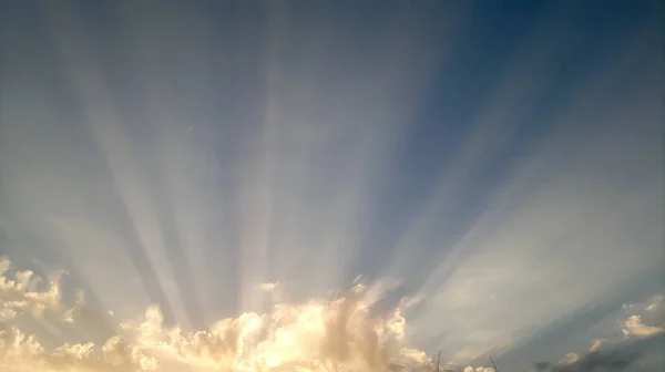 Hermoso amanecer y nubes de color rojo dorado en el cielo de Bakú Azerbaiyán — Foto de Stock