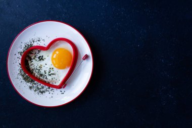 Sevgililer Günün kutlu olsun Tabak ve Arkaplanda