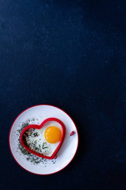 Sevgililer Günün kutlu olsun Tabak ve Arkaplanda