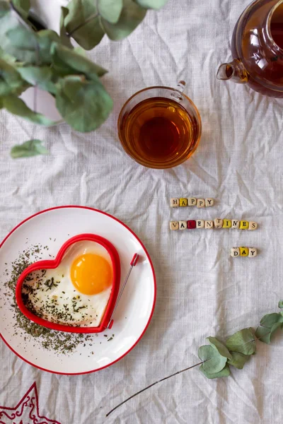 Breakfast Fried Eggs and Tea on Valentines Day — Stock Photo, Image