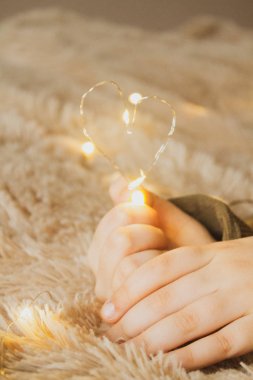 Kız Ellerinde Kalp Şeklinde Işık ile Sevgililer Gününüz kutlu olsun.