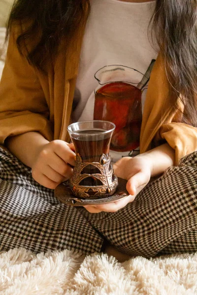 Fille avec une tasse de thé dans ses mains — Photo