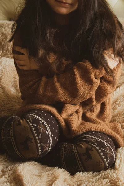 Joyeuse Saint-Valentin avec lumière en forme de coeur dans les mains des filles — Photo