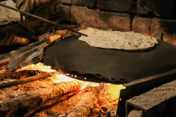 Fabricação de pão de pita em fogo de madeira . — Fotografia de Stock