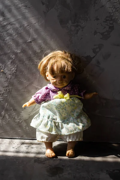 Старі, страшні, потворні ляльки перед бетонною стіною . — стокове фото