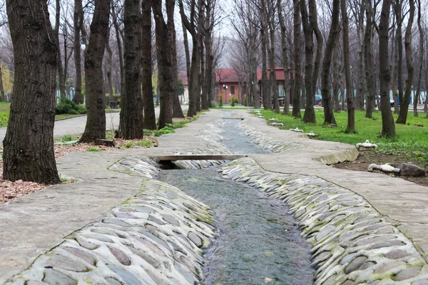 Festői kilátással a parkra, a nagy város a nyár közepén. — Stock Fotó