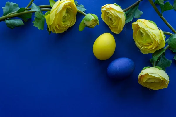 Happy Easter Day Around Yellow Flowers With Blue Egg On a Blue Background — Stock Photo, Image