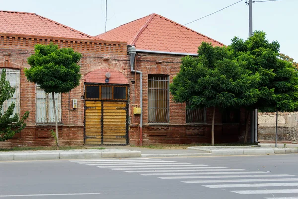 Casa Tijolo Vermelho Uma Cidade Plantada Com Árvores Verdes Edifícios — Fotografia de Stock