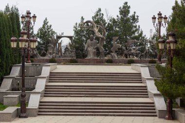 Açık gökyüzünün altında parlak güneşli yeşil bir ormanda bir yaz parkı