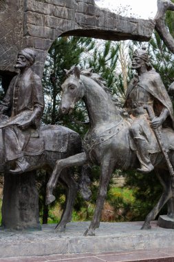 Parka gri arka planda dikilmiş tarihi heykeller