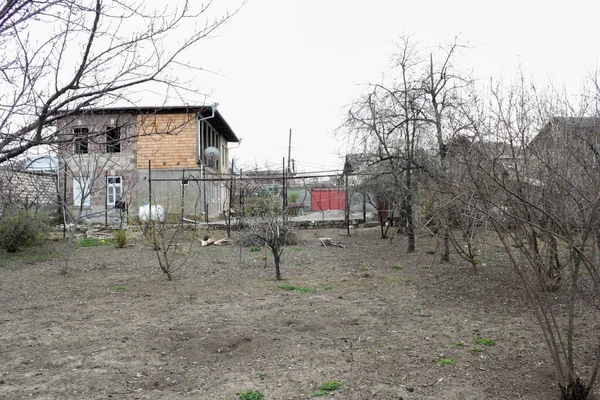 Bahçesinde Kuru Ağaçlar Eski Gri Evleri Olan Eski Bir Köy — Stok fotoğraf