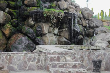 Yeşil ağaçlar ve çimlerle dolu parkta yol.