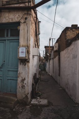 Sovyet sokakları, eski evleri ve avlularda pencereleri olan eski bir şehir.