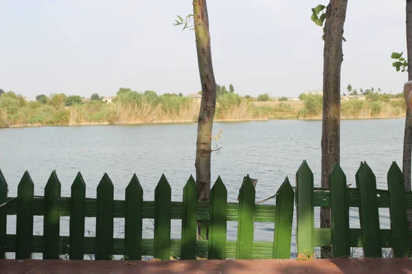 Köyde Sessiz Sakin Bir Göl Arka Planda Sarı Bir Tarla — Stok fotoğraf
